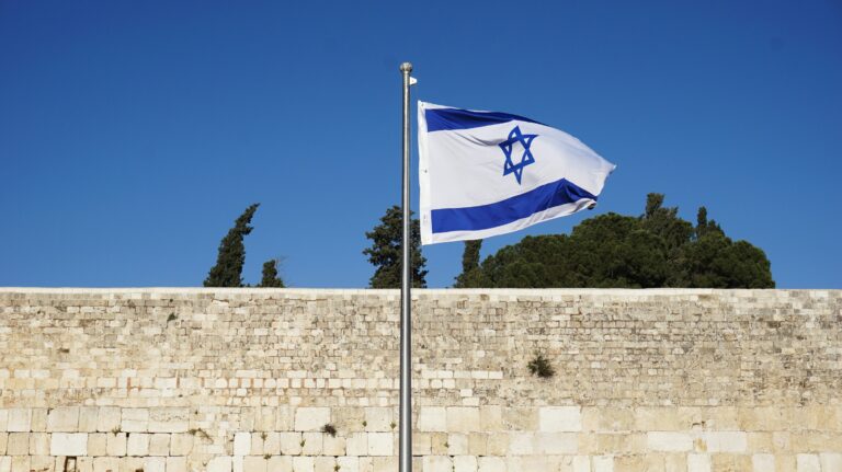 Újabb iráni rakéták tartanak Izrael felé, riadót rendeltek el több térségben
