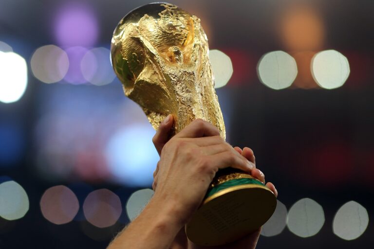 Komoly bírálatokat kapott a vb-döntő helyszíne, a FIFA azonnal reagált a játékosok panaszaira