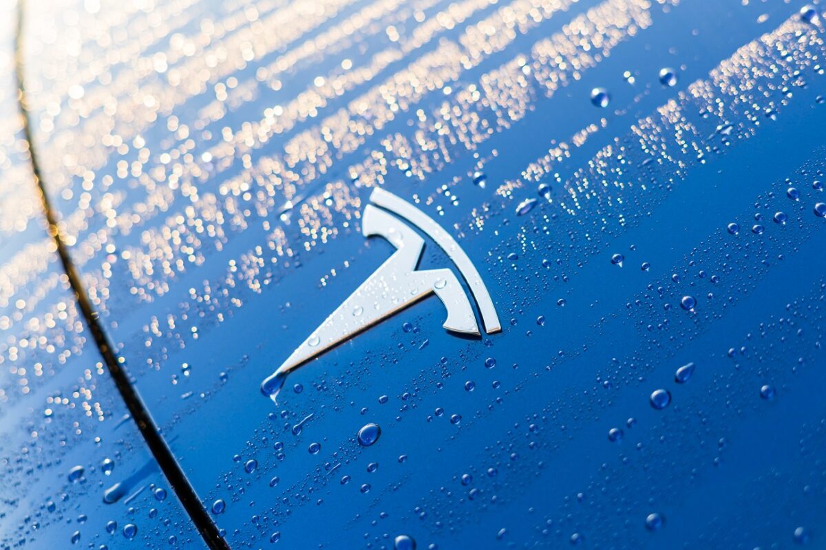 Parkolás helyett a medencébe hajtott – életmentők mentették ki a Tesla sofőrjét