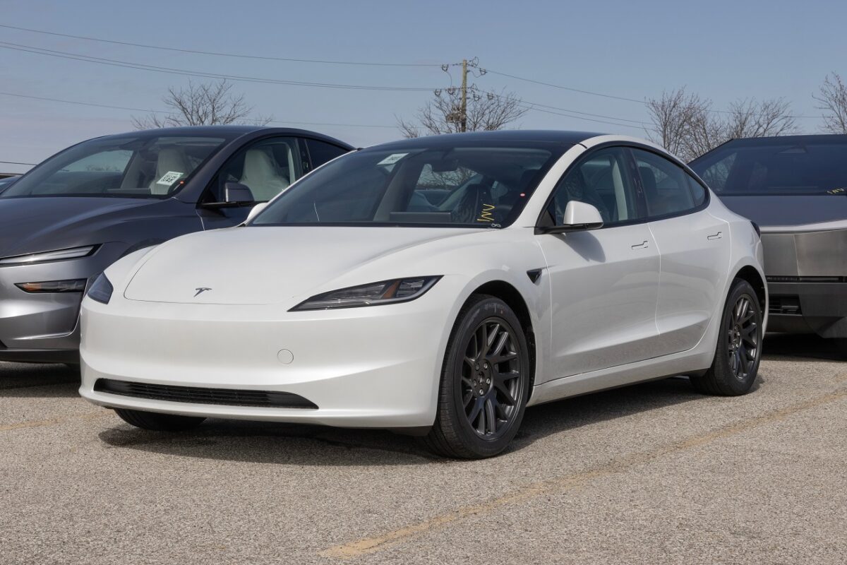 Azonnali vizsgálat indult a Tesla ellen egy példátlan halálos baleset miatt