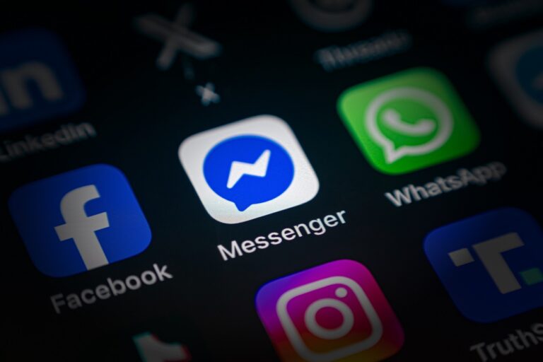 Jönnek a részletek, ez állhat a háttérben – világszerte leállt a Facebook és az Instagram