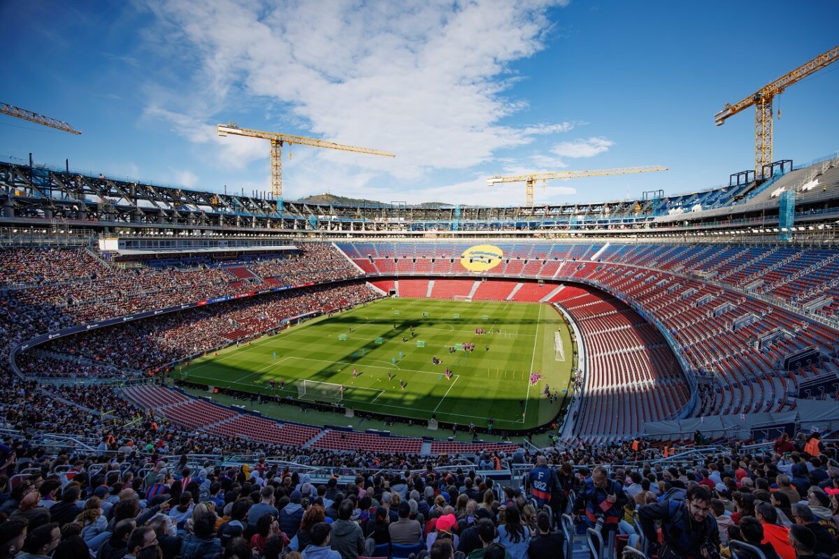 Újabb távozó Barcelonában – nagy csata indult a svéd tehetségért
