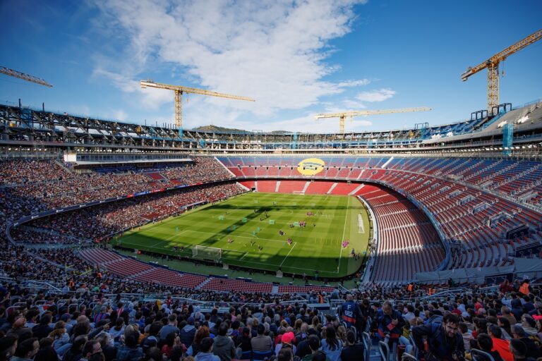 Újabb távozó Barcelonában – nagy csata indult a svéd tehetségért