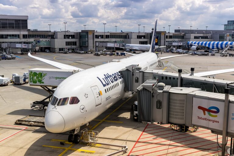 Meghökkentő repülőgép-balesetet vettek videóra Frankfurtban – előre bukott egy Boeing