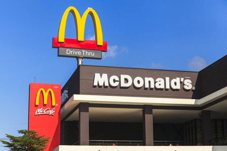 Autó csapódott egy bronxi McDonald’s falába, a sofőr elmenekült – helyszíni felvételek érkeztek