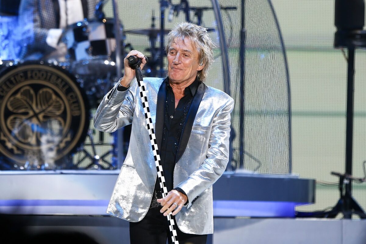 Rod Stewart majdnem elájult a színpadon, oxigénpalackot kellett vinni neki